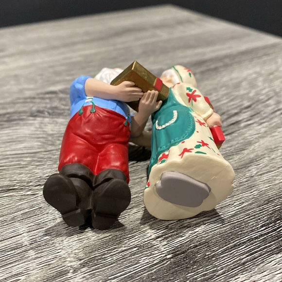 Hallmark | Mr. and Mrs. Claus: Gift Exchange (1992) - Vintage Keepsake Ornament - Picture 14 of 16